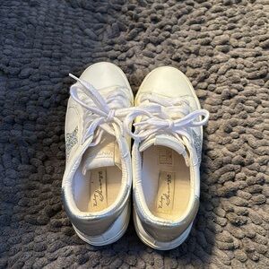 Like new, worn 2 times
White tennis shoe with stars